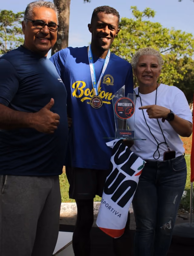 Participantes medalhados na Corrida Movimento Bem Estar